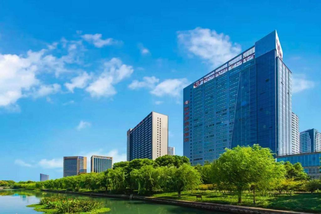 Отель Ramada Plaza By Wyndham Hangzhou Riverside Экстерьер фото